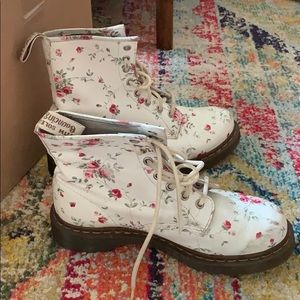 🌸🌸DOC MARTENS white floral boots🌸🌸